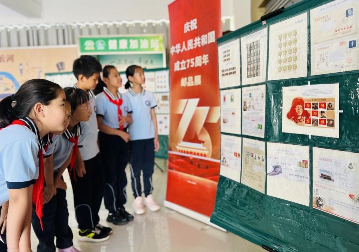 威海市北竹島小學舉行“方寸伴我行，祖國在心中”紅色主題郵展